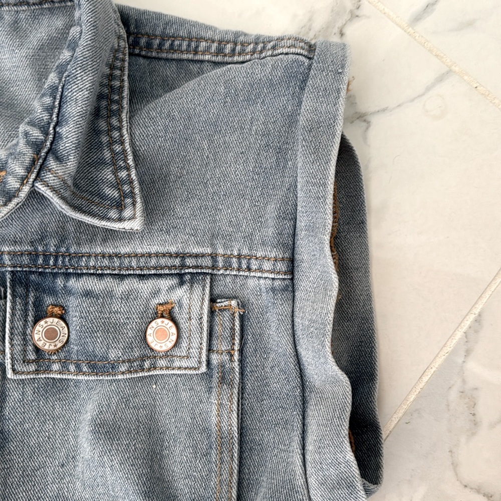Flawless denim romper with tie waist and capped sleeves. Size XS - Picture 3 of 6